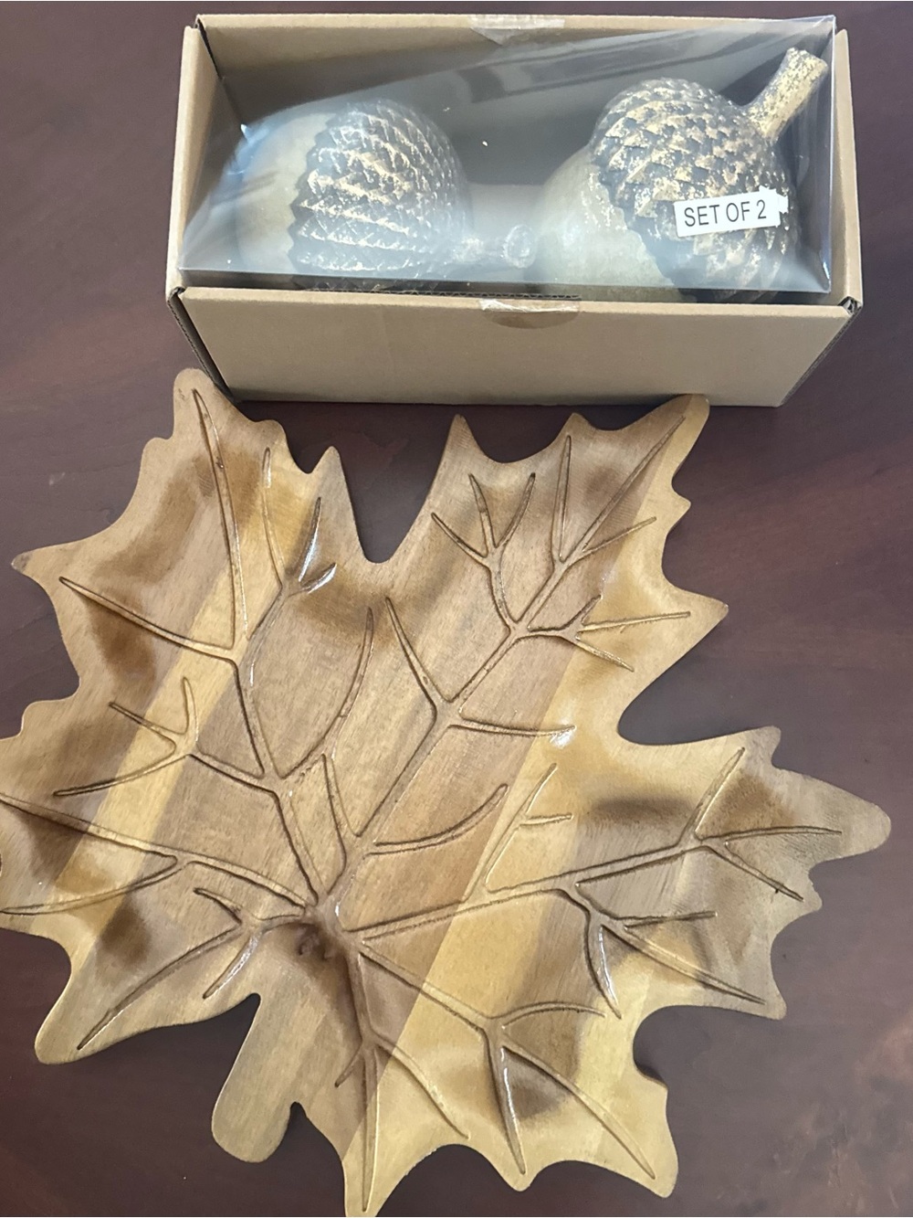 Acorn shaped decorative set with leaf Acor n shaped decorative set with leaf tra